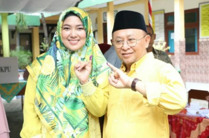 Bupati Sumenep KH A. Busyro Karim bersama istrinya, Nurfitriana menunjukkan jari tangannya pertanda sudah melakukan pencoblosan pada Pemilu 2019