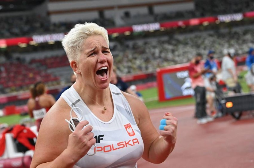 Anita Wlodarczyk is the first woman in history to win three gold medals in one competition Poland's Anita Wlodarczyk, champion of London 2012 and Rio 2016, became the first female athlete in history to win three Olympic gold medals in the final of the hammer throw events, and rise to the podium in Tokyo just as she did at the 2017 World Championships in Athletics in London.