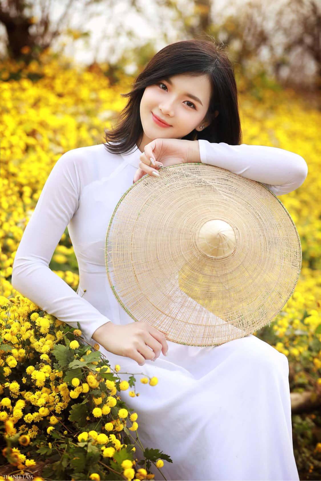 Ngắm hot girl Hà Thành đẹp như tiên giáng trần trong tà áo dài trắng giữa cánh đồng hoa - 3