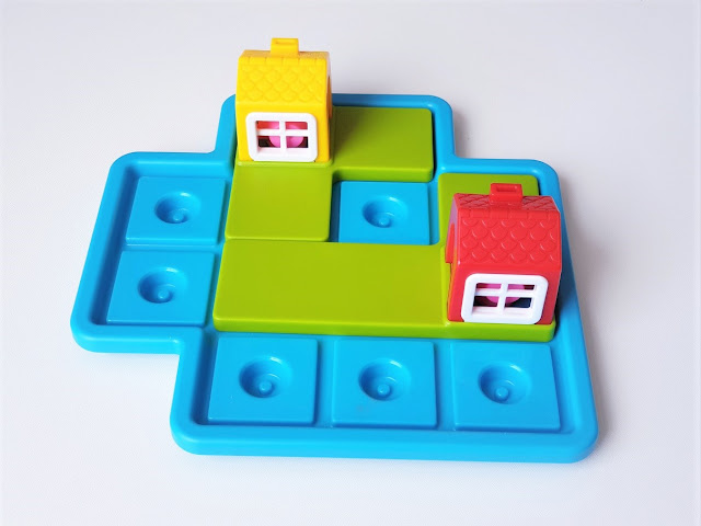 schowanie gumowych świnek w domkach z gry logicznej trzy małe świnki smart games