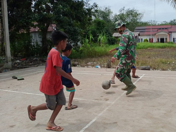 Lepas Kepenatan, Satgas TMMD Ke-111 Kodim 1207/Pontianak Temani Anak-Anak Desa Kuala Mandor B Bermain Bola