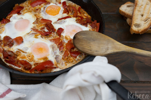 Shakshuka (huevos en salsa de tomate especiada)