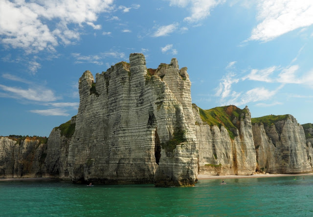 Normandië, etretat, côte d’albatre, monet, les jardins d’etretat, les falaises d’etretat, Manoir de la Salamandre etretat, Manneporte, porte de l’aval, Falaise d'Amont, Notre-Dame de la Garde etretat, Nungesser en Coli monument, L'Oiseau Blanc, Mme Thébault, Villa Roxelane, Alexandre Grivko,  Guy De Maupassant, Le Clos Lupin, L'Aiguille Creuse, Hotel Le Donjon.