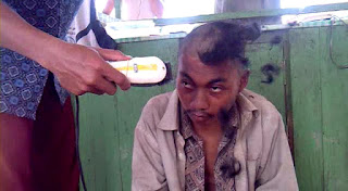 ada orang gila lagi potong rambut tu