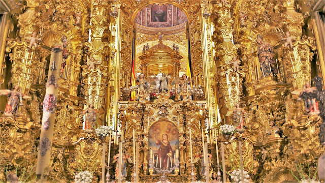 Altar mayor dorado con mucha decoración de una iglesia europea.