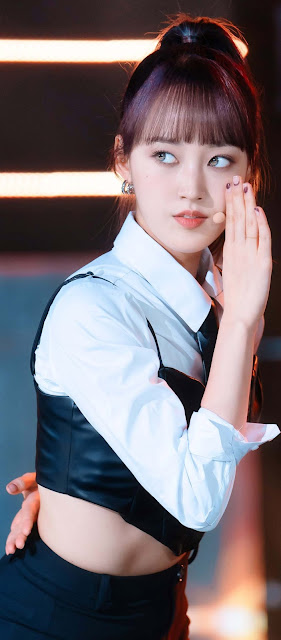 Ji Su-yeon (지수연) is the Leader and Lead Vocalist of the Fantagio Entertainment girl group Weki Meki. She trained with CJ E&M and WM Entertainment before making her debut.