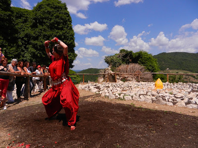 La Danza e il Labirinto LA DANZA E IL LABIRINTO:   LA DANZA DELLE SETTE DEE MADRI SAPTAMATRIKA  CON IL PATROCINIO DI:  PARCO NATURALE DEI MONTI NAVEGNA  COMUNE DI CASTEL DI TORA  Il Labirinto e La Danza delle Sette Dèe Madri Saptamātrikā  Danza: Marialuisa Sales  INAUGURAZIONE DEL LABIRINTO DI MONTE ANTUNI   Dedicato a Maurizio Garutti  domenica 28 giugno 2015 alle ore 9.00  VIDEO DELLA PERFORMANCE DI MARIALUISA SALES: