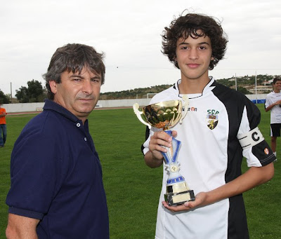 Capitão do Farense recebe o troféu de vencedor