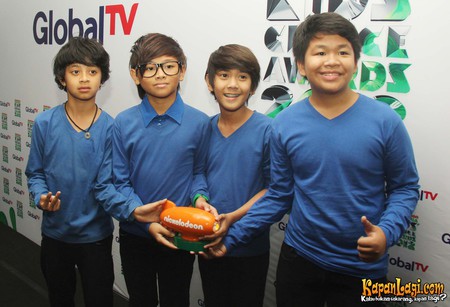 dan foto foto waktu cjr menang sebagai boyband terfavorit se indonesia 