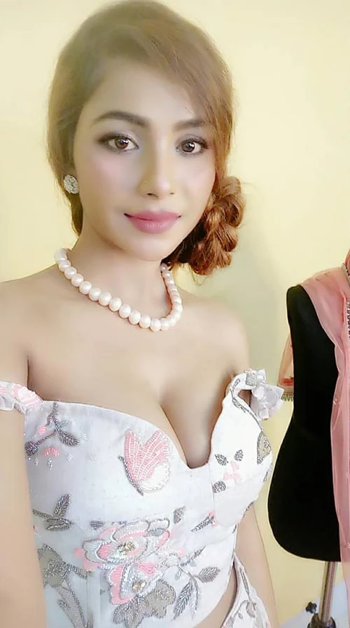 Alisha Khan cleavage hot photos gandii baat actress