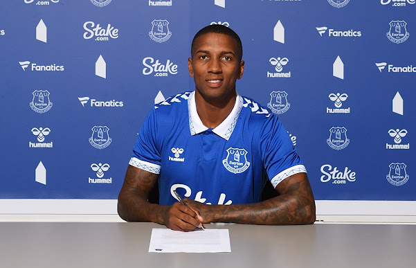 Ashley Young: Everton menandatangani bek sayap dengan kontrak setahun