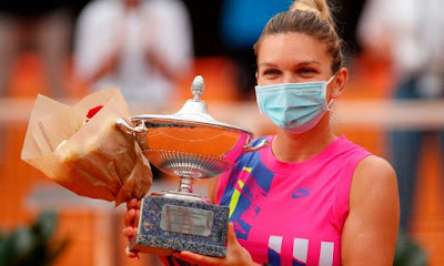 Simona Halep con il trofeo del WTA Roma 2020