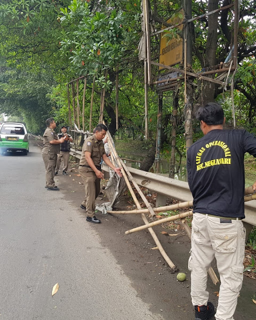 Trantib Kecamatan Neglasari Kota Tangerang Gelar Operasi Spanduk Komersil Tanpa Izin