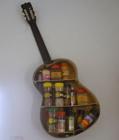 Redecorar una guitarra como estanteria para la cocina