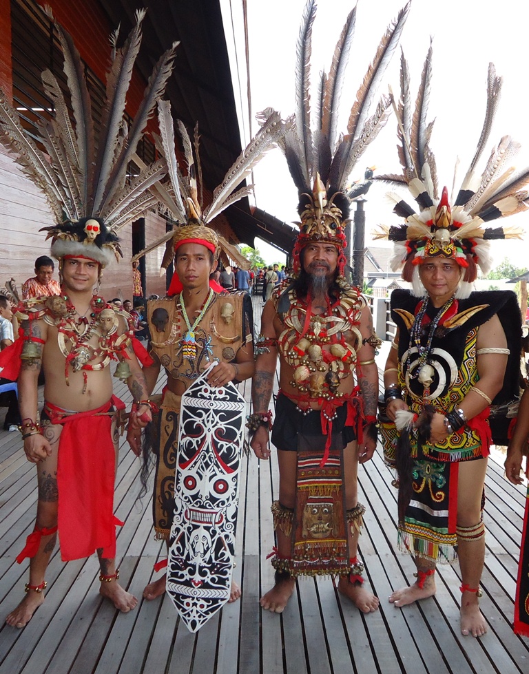 Ciri Fisik Suku  Bangsa Dayak  Di Kalimantan 