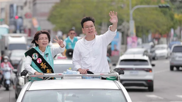 ▲選戰最後關頭，民進黨彰化縣長候選人黃秀芳今天由民進黨副秘書長林飛帆陪同，在員林車隊掃街拜票。（記者林明佑翻攝）