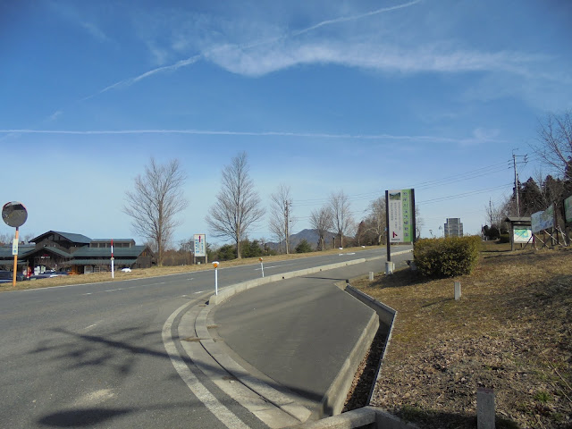 ロイヤルホテルの歩道に向かいます