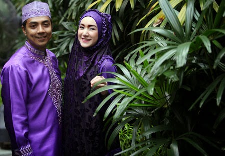 Ustadz Riza Muhammad Bersama Istrinya Indri Giana