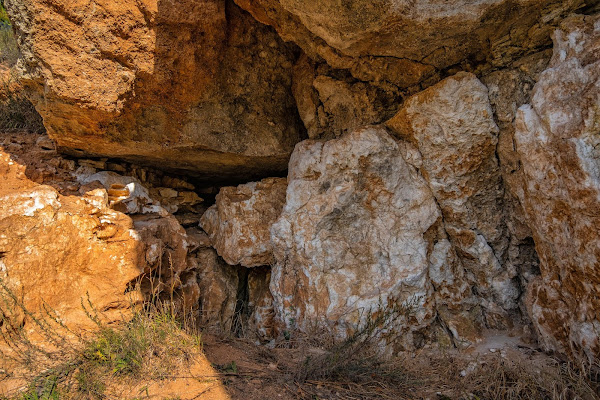 Заваленный вход в пещеру