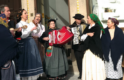 Grupo folclórico português a cantar e tocar concertina