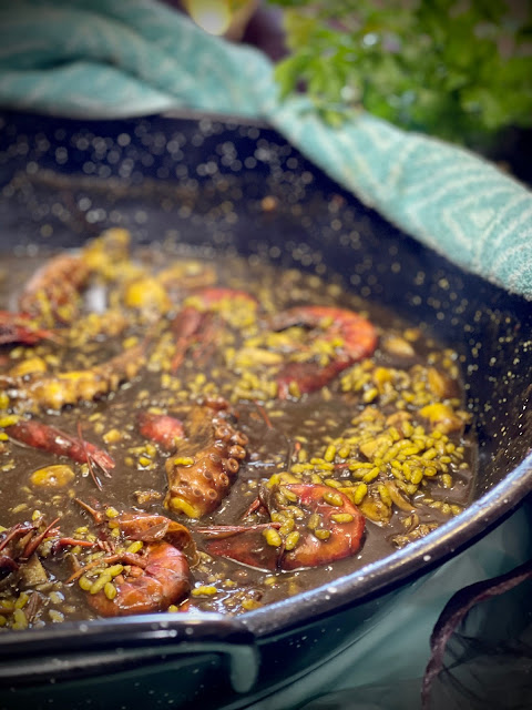 Arroz caldoso de pulpo en su tinta y gamba roja