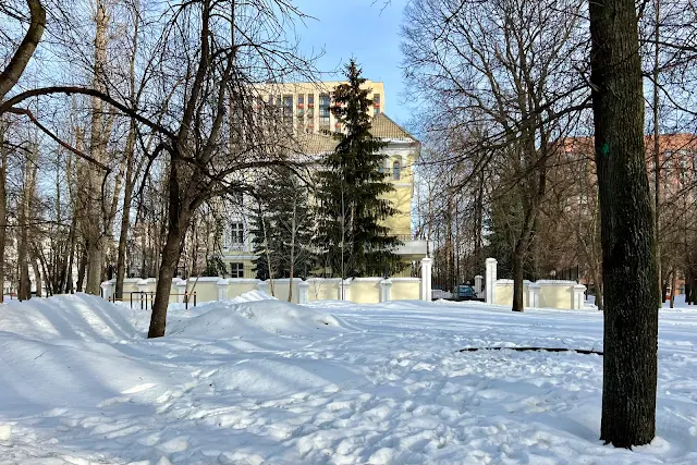 Люблинская улица, сквер, дом престарелых «Заботливое сердце» (здание построено в 1997 году)