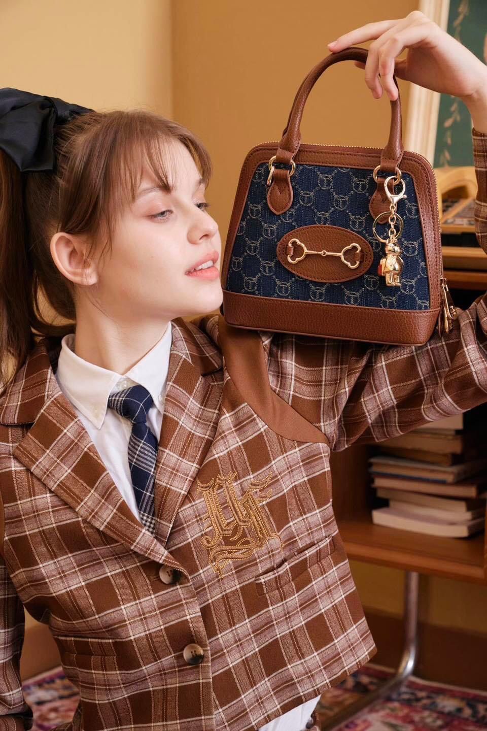 Tất tần tật về Ví cầm tay TTWN Bear