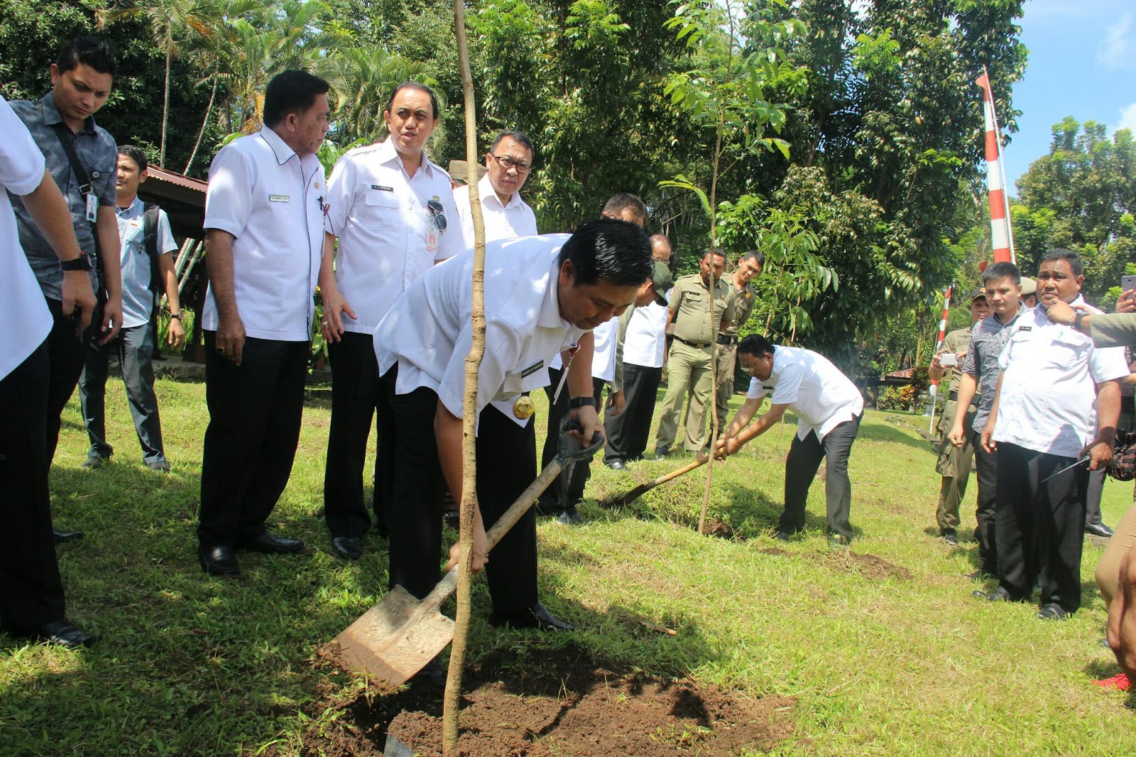 Humas Provinsi Sulawesi Utara: Herry Rotinsulu : Tanam 