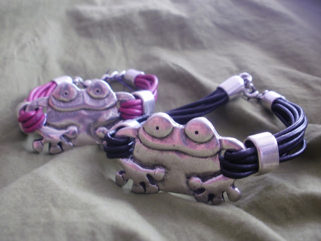 pulseras y collares artesania en cuero y zamak