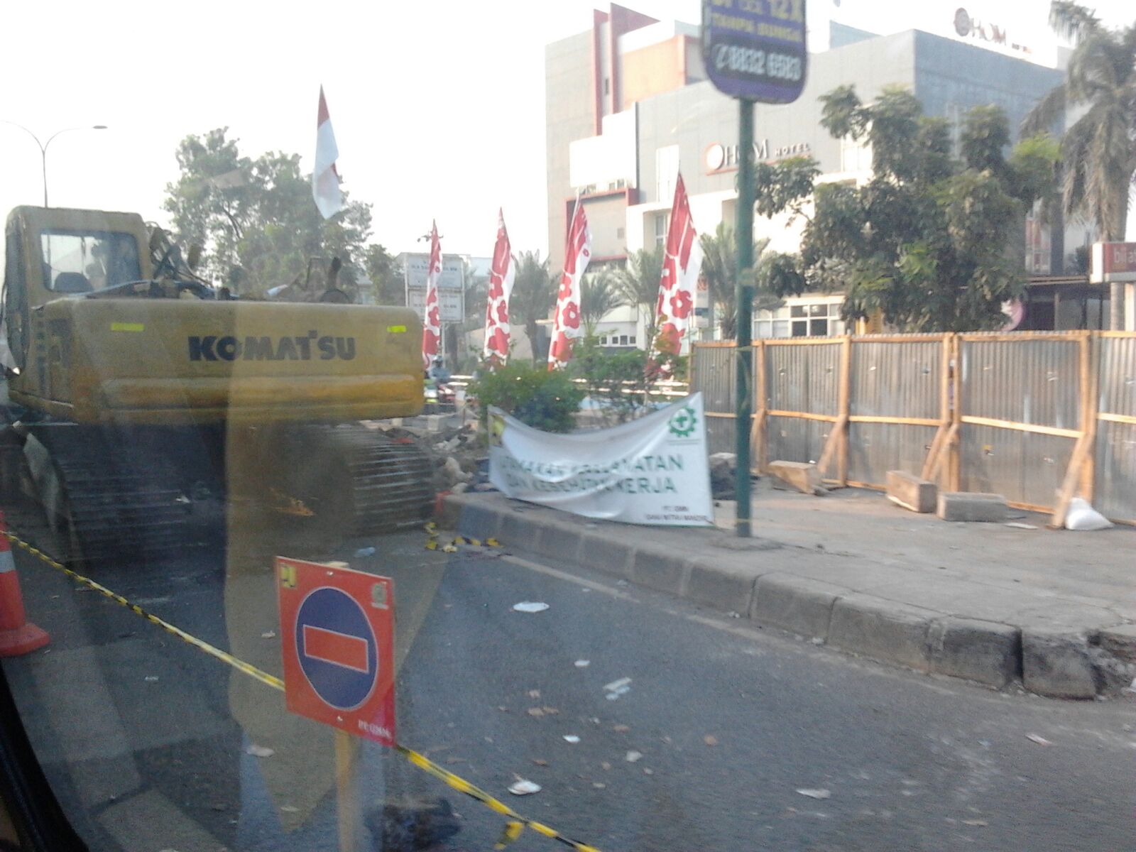Pembangunan beton Jalan Imam Bonjol Cikarang Barat mengakibatkan kemacetan setiap hari Kemacetan padat terjadi setiam jam berangkat dan pulang kerja