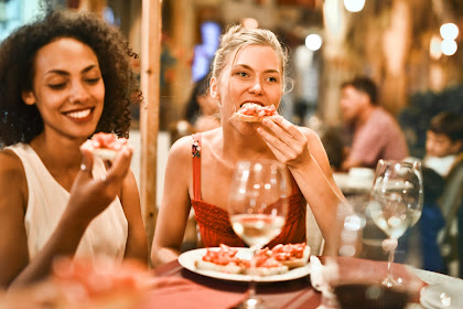 Apakah Makan di Malam Hari Membuat Anda Gemuk? Fakta vs. Mitos