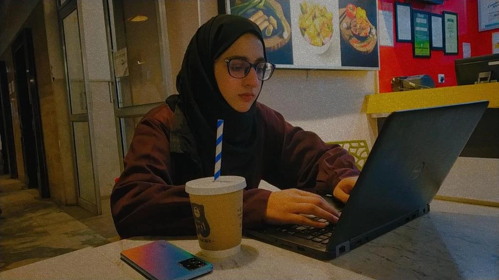 Aisha Yaseen: The Young Student Making Waves in Affiliate Marketing and Teaching Others to Earn Money Online