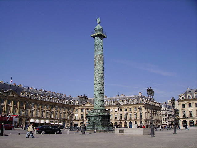 foto da Praça Vendôme com a coluna vendôme esverdeada no centro  