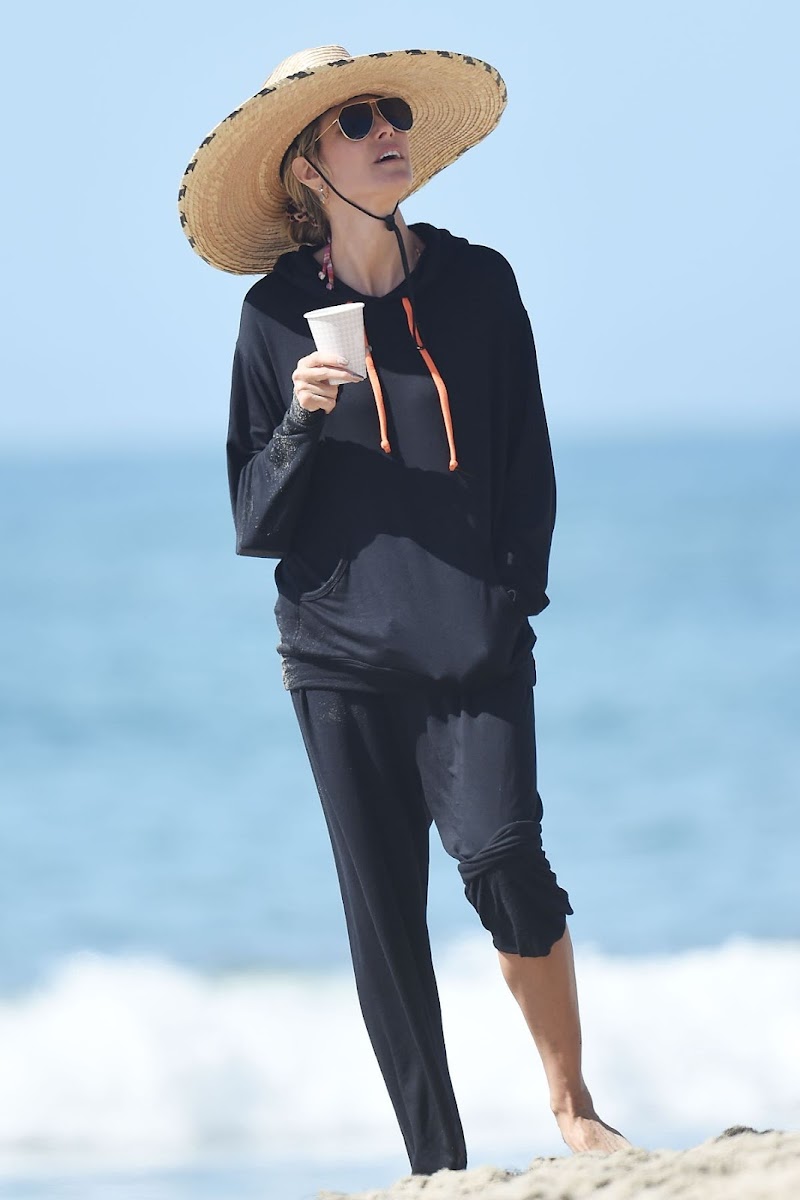 Heidi Klum Clicked Outside at a Beach in Los Angeles 8 Apr-2021