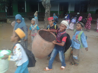 Anak-anak rutin membuang sampah