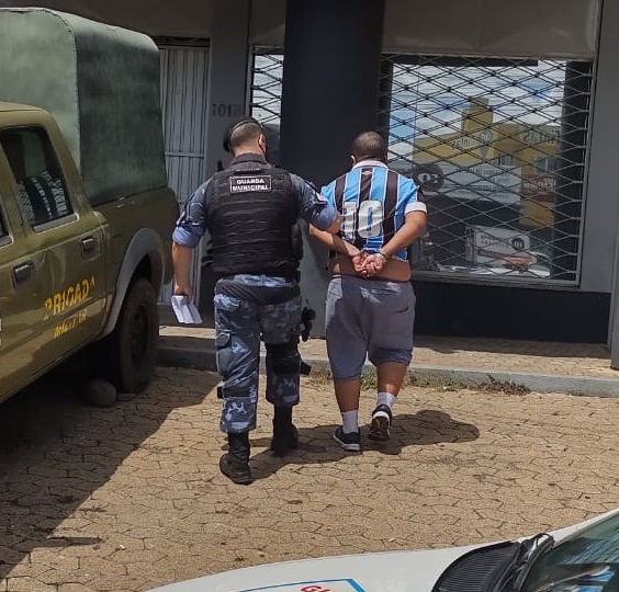 GRAVATAÍ | Ladrão é preso pela Guarda Municipal após colidir o carro em um caminhão