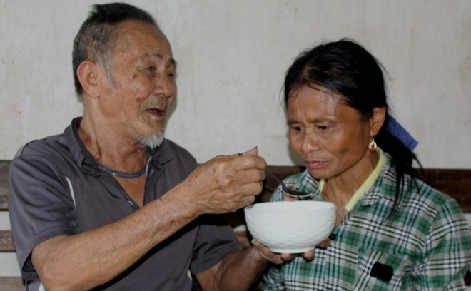 Thương người cha sống cảnh mù lòa vẫn phải chăm sóc con gái ngờ nghệch