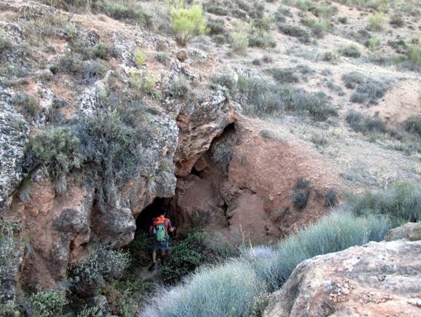 http://loberosygalgos.blogspot.com.es/2014/07/cueva-de-la-calera-hueneja.html