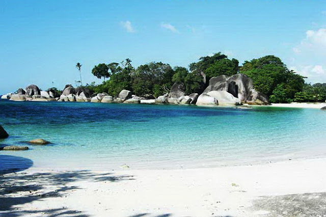 Wisata Pantai Belitung dan Gunung Menumbing