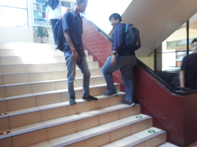 Petunjuk Panah di Tangga Gedung FISIP Unair, Pentingkah?