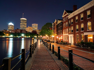 A collage depicting the perfect weekend in Boston – waterfront strolls, museum exploration, diverse culinary experiences, and iconic landmarks like the Freedom Trail. Capture the city's vibrancy and cultural richness for an unforgettable getaway.
