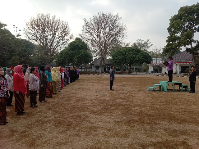 Guru dan Karyawan SMA Negeri 3 Salatiga Melaksanakan Upacara HUT Jawa Tengah ke-78