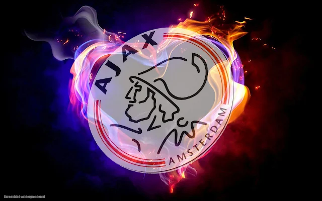 Ajax logo met vuur en vlammen in de vorm van een liefdes hartje.