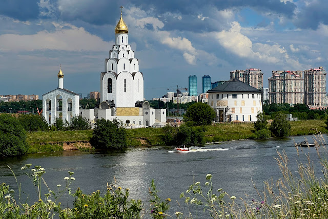 Северный берег Строгинской поймы, Москва-река, вид на Тушино, строящийся храм Святого Равноапостольного Князя Владимира в Тушино, строящийся православный культурный центр