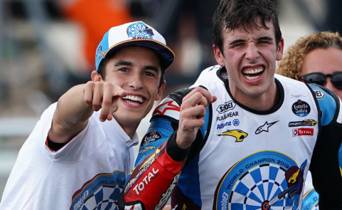 Alex Marquez Juara Moto2 Foto bersama sang kakak