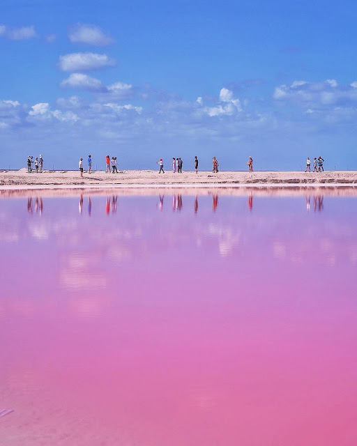 Trong tiếng Tây Ban Nha, Las Coloradas có nghĩa là màu đỏ, ửng đỏ. Không chỉ dành riêng để gọi hồ nước có màu hồng độc đáo, Las Coloradas còn là tên của cả một làng chài nhỏ bé, bình dị ở khu vực này.