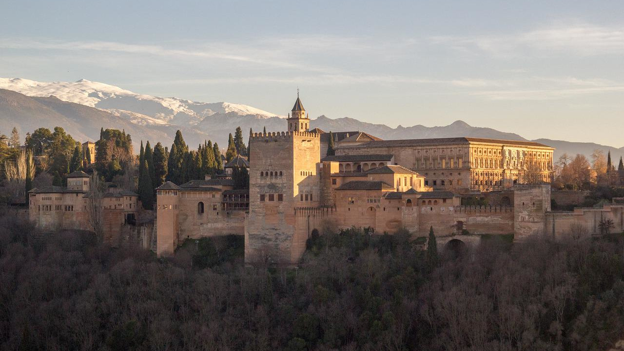 Alhambra de Granada con las montañas al fondo nevadas