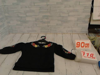 中古品　子供服　９０ｃｍ　ブラック　長袖Ｔシャツ　１１０円