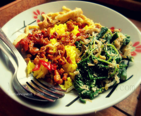 Nasi Kuning Tumpeng