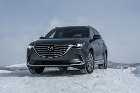 Front 3/4 view of 2017 Mazda CX-9 Signature AWD